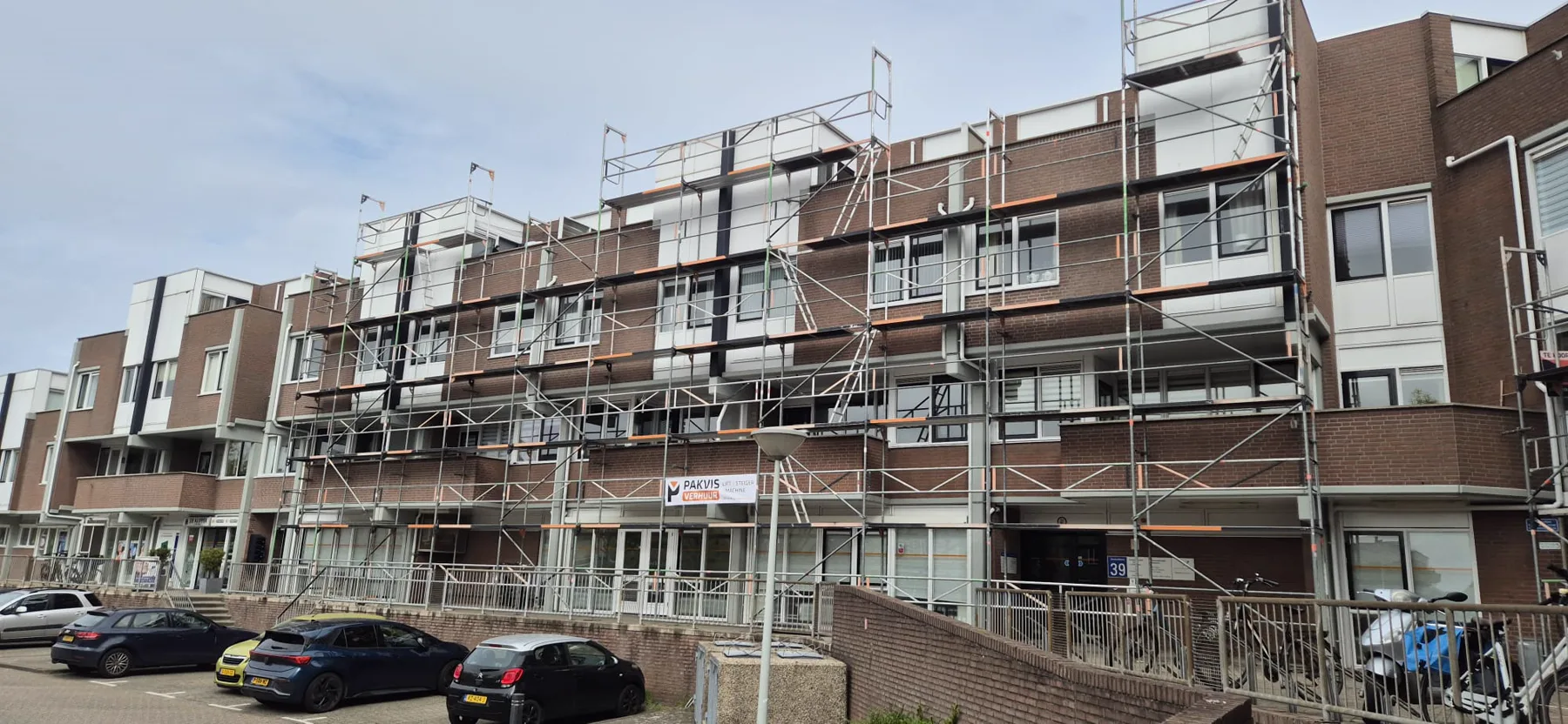 Steigerwerk van Pakvis langs een appartementencomplex