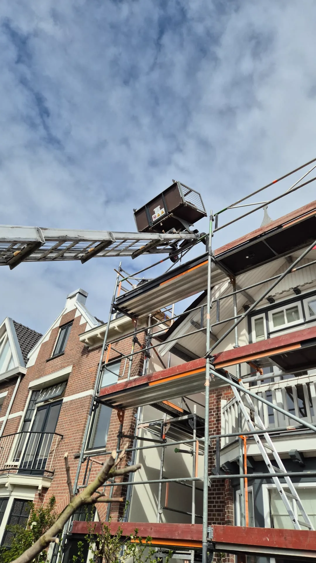 Bouwlift naast een Pakvis-steiger op locatie