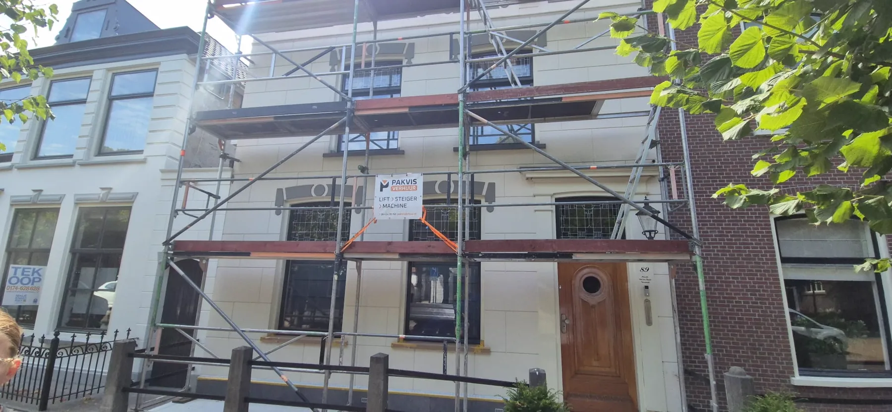 Steigerwerk voor een licht gestuukte woning met houten voordeur