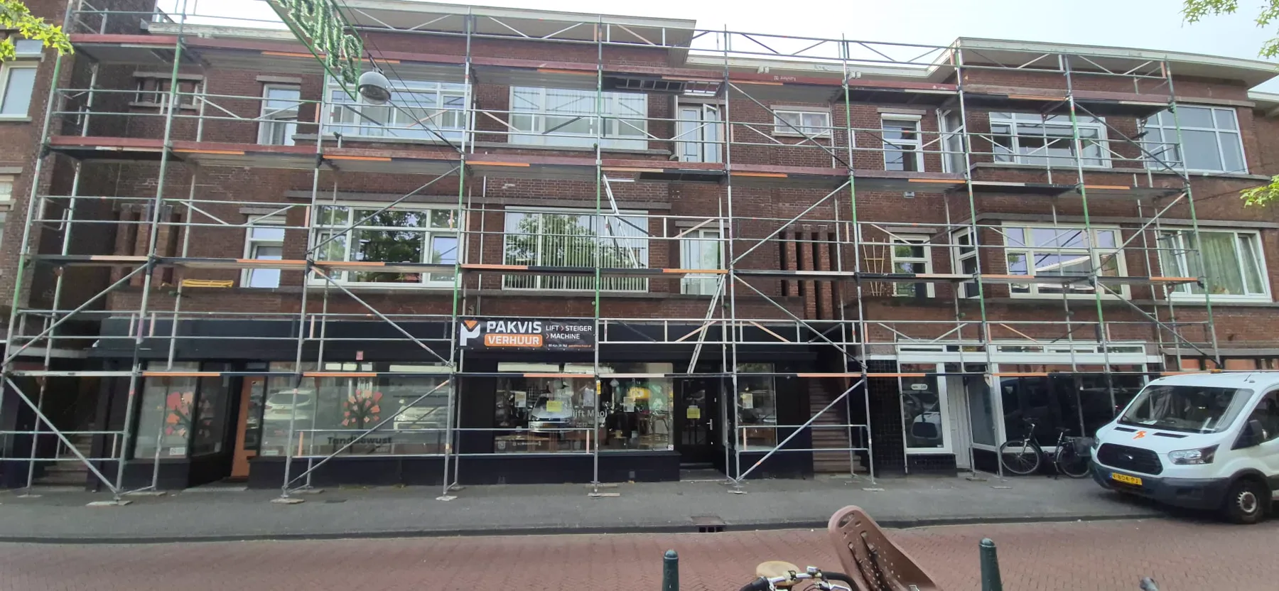 Brede Pakvis-steiger langs woningen en winkels