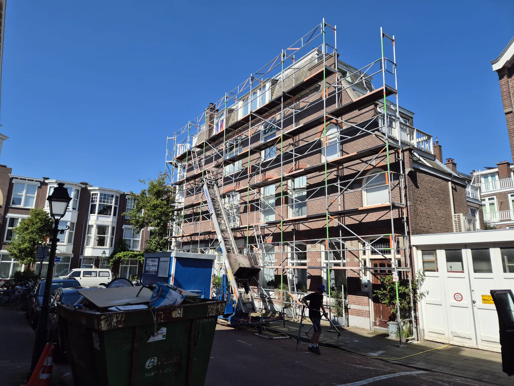 Complete Pakvis-steiger bij een hoekpand